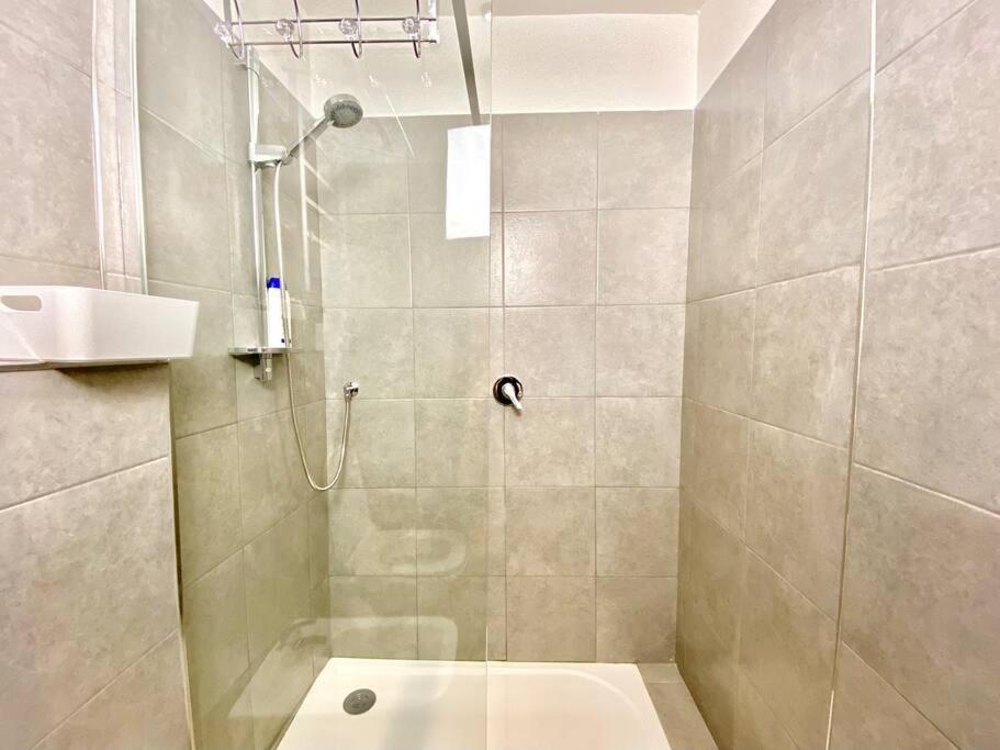 Elegant Apartment- 8 Mins Walk To Center - Free Parking Appartement *